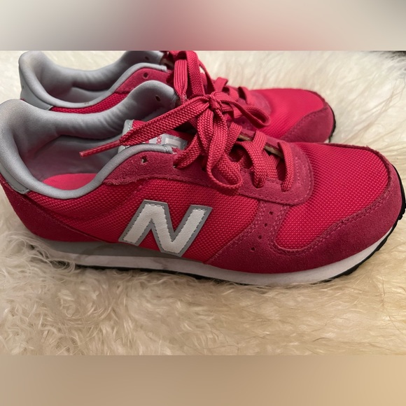 Magenta New Balance shoes - Picture 2 of 7